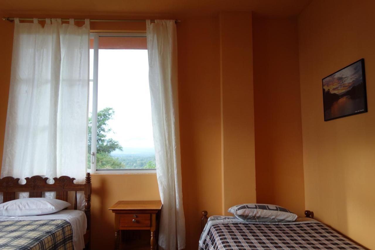Hostal Tena Naui エクステリア 写真